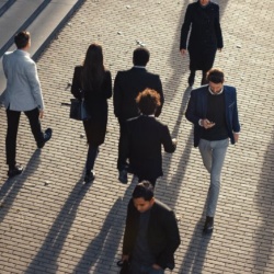 personas andando por la calle