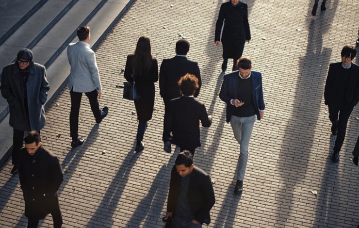 personas andando por la calle