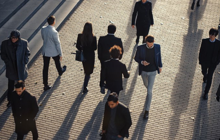 personas andando por la calle